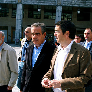 Celestino Corbacho y Patxi Lpez, llegando al mitin que han protagonizado hoy en la localidad guipuzkoana de Errentera. Junto a ellos, el alcalde Juan Carlos Merino y Rodolfo Ares.