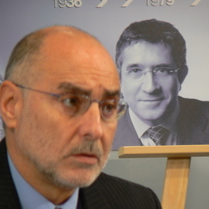 Rodolfo Ares, Secretario de Organizacin del PSE-EE, con el cartel anunciador del acto del Estatuto