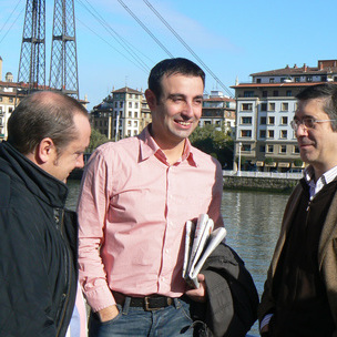 En su localidad natal: Portugalate, junto al alcalde Mikel Torres y uno de los concejales, Gorka Etxabe.
