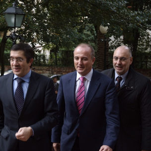 Miguel Sebastin, junto a Patxi Lpez y Rodolfo Ares llegando al almuerzo que tuvo lugar en el Crculo de Empresarios