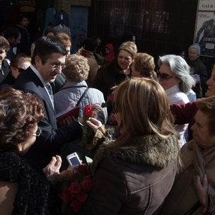 Repartiendo rosas en la localidad vizcana de Santurtzi