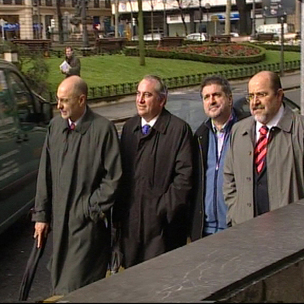 De izda. a drcha., Rodolfo Ares, Iaki Arriola, Jess Egiguren y Txarli Prieto, llegando a la sede del PNV.