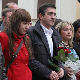 Un ao despus de su asesinato, los Socialistas y la familia de Isaas Carrasco le han recordado con un sencillo homenaje