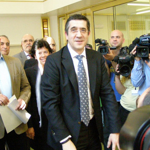 En el momento de acreditarse en el Registro del Parlamento Vasco