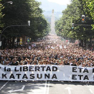 Hamarka mila pertsonak askatasunaren aldeko eta ETAren kontrako manifestazio isila egin zuten Bilboko kaleetatik