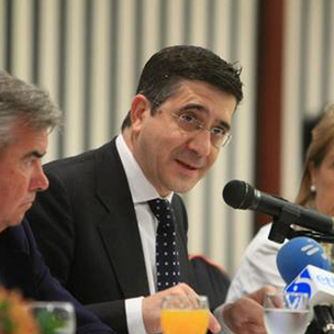 Patxi Lpez lehendakariak gaur goizean Deustuko La Comercial fakultateko gosarietan parte hartu du enpresaburuen eta fakultateko ikasle ohien aurrean