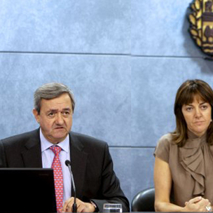 Carlos Aguirre, Consejero de Industria, junto a Idoia Mendia, Portavoz del Gobierno Vasco