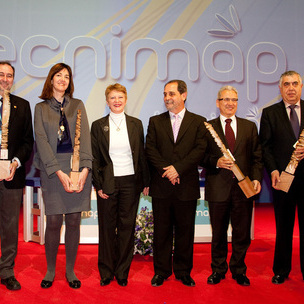 Idoia Mendia recoge el premio junto a otros proyectos galardonados