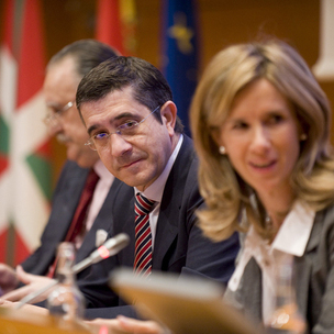 Patxi Lpez junto a Cristina Garmendia e Iaki Azkuna en un momento de la conferencia