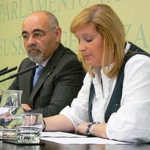 Los parlamentarios del PSE-EE Jos Antonio Pastor y Susana Corcuera