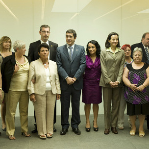 El Lehendakari Patxi Lpez junto a Markel Olano, Rafaela Romero y representantes de la sociedad que participaron en el homenaje
