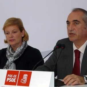 Iaki Arriola, Gipuzkoako PSE-EE-ko idazkari nagusia, eta Susana Corcuera, PSE-EE-ko legebiltzarkidea 