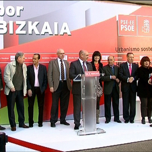 Jos� Antonio Pastor Bizkaiko zinegotzien ondean adierazpena irakurri bitartean