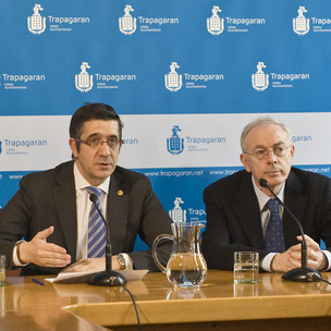Patxi L�pez Trapagako Jes�s Gonz�lez Sagredo alkatearekin batera