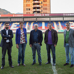 Alex Aranzabal, Idoia Mendia, Miguel de los Toyos, Iaki Arriola y Miguel ngel Morales durante la visita a las instalaciones del Eibar. [Foto: Socialistas Vascos]