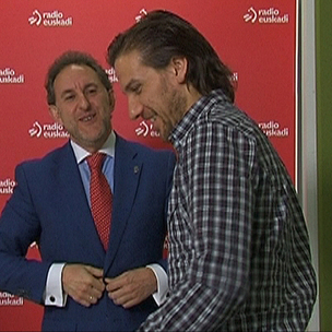 Alfonso Gil, PSE-EEko Antolakuntzako idazkaria Arrosaren Jaiaren kartelaren ondoan 