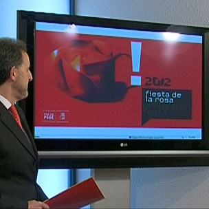 Alfonso Gil, PSE-EEko Antolakuntzako idazkaria Arrosaren Jaiaren kartelaren ondoan 