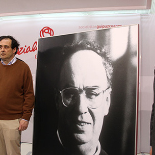 Alfonso Guerra, Fernando Mgica (hijo) e Idoia Mendia junto a la foto del histrico dirigente socialista asesinado por ETA, Fernando Mgica. [Foto: Socialistas Gipuzkoanos]