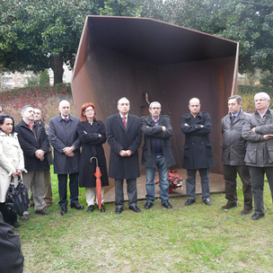 Arriola, Rodolfo Ares y Jess Egiguren junto a miembros de la agrupacin de Andoain en un momento del acto 