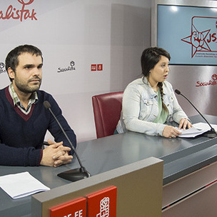 Azahara Domnguez, JSE-Egazeko idazkari nagusia, eta Endika Tapia, JSE-Egazeko Erakunde-politikako idazkaria, JSE-Egaz-eko hauteskunde-programa aurkezteko goizean eskaini duten prentsaurrekoan. [Argazkia: Euskal Sozialistak]