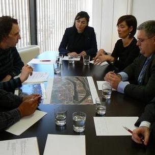 Begoa Gil, Txema Oleaga e Iaki Egaa reunidos con los vecinos