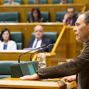 Bixen Itxaso, parlamentario del Grupo Socialista, durante una intervencin en el Pleno. [Foto: Socialistas Vascos]