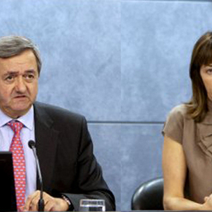 Carlos Aguirre, Consejero de Economa e Idoia Mendia, Consejera Potavoz del Gobierno vasco