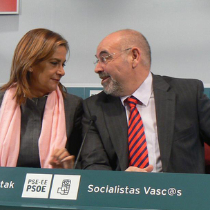 Carmen Silva, senatari sozialista eta Jos Antonio Pastor, prentsaurrekoa hasi baino lehen