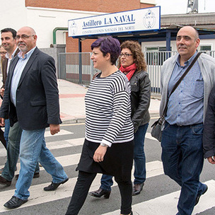 Zinegotziak, batzarkideak eta Euskal Sozialistak taldeko legebiltzarkideak La Naval ontziolatik atera direnean, Enpresa-batzordearekin bildu ondoren (Argazkia: Euskal Sozialistak)