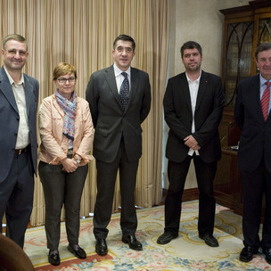 Ezkerretik esk., Dmaso Casado (UGT); Genma Zabaleta, Lan eta Gizarte Gaien sailburua; Patxi Lpez lehendakaria; Unai Sordo (CCOO) eta Miguel Lazpiur, Confebasken presidentea.