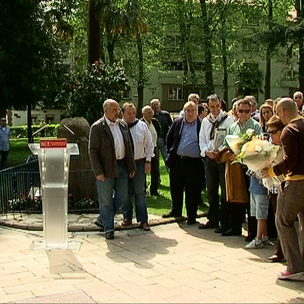 Dirigentes socialistas y vecinos de Portugalete en el momento de la ofrenda floral