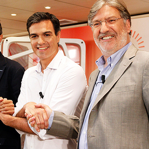 Edu Madina (ezkerrean), Pedro Snchez (erdian) eta Jos Antonio Prez Tapias (eskuinean), PSOEren Idazkaritza Nagusirako hiru hautagaiak. (Argazkia: PSOE)