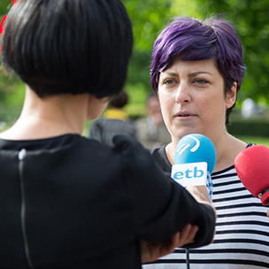 Eider Gardiazabalek komunikabideei arreta egin die Txurdinagan (Bilbo). (Argazkia: Euskal Sozialistak)