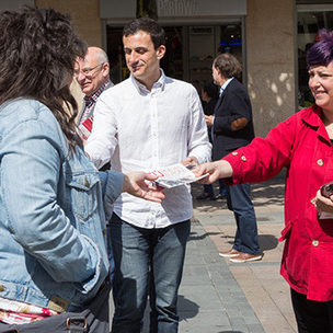 Eider Gardiazabal eta Ekain Rico Vitoria-Gasteizen arrosak eta liburuxkak banatzen. (Argazkia: Euskal Sozialistak)