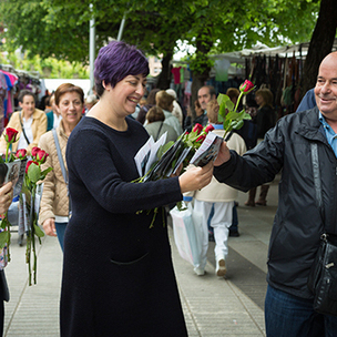Eider Gardiazabal eta Maider Lainez Errenterian loreak eta liburuxkak banatu dituztenean (Argazkia: Euskal Sozialistak)