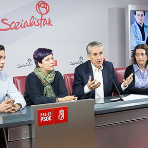 Ekain Rico, Eider Gardiazabal, Ramn Jaregui eta Maider Lainez, Bilboko Ramn Rubialen estatuaren parean. (Argazkia: Euskal Sozialistak)