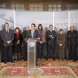 El Lehendahari, Patxi Lpez, y los consejeros del Gobierno Vasco en la declaracin institucional del Da Internacional del Euskera