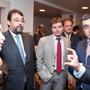 El Lehendakari, Patxi Lpez, conversando junto a la delegacin que le acompaa a EEUU 