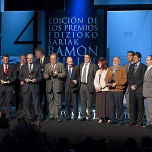 El Lehendakari acompaado de todos los galardonados en los Premios Ramn Rubial