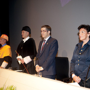 El Lehendakari junto a la Consejera de Educacin, Isabel Cela, y el rector de la UPV, en el acto de apertura del curso acadmico