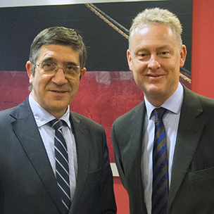 El Secretario General del PSE-EE y anterior lehendakari del Gobierno Vasco, Patxi Lpez, se ha reunido hoy con el embajador del Reino Unido en Espaa, Simon Manley, que ha estado acompaado con el cnsul britnico en Bilbao, Derek Doyle.