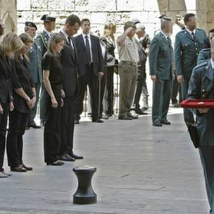 El lehedakari, Patxi Lpez, asisti hoy, junto a otras autoridades, al funeral de los dos guardias asesinados.