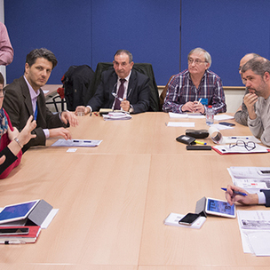 El parlamentario Socialista, Jon Azkue, durante una reunin en Bruselas con el Comit de Empresa de ACB Sestao y representantes de la Comisin Europea. [Foto: Socialistas Vascos]