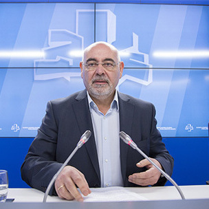 Jos Antonio Pastor Legebiltzarreko bozeramailea, goizean Eusko Legebiltzarrean eskaini duen prentsaurrekoan. [Argazkia: Euskal Sozialistak]