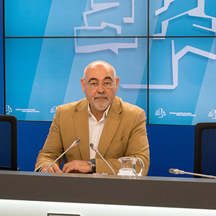 Eusko Legebiltzar Sozialista, Jos Antonior Pastor, Eusko Legebiltzarrean, Gasteizen, goizean eskaini duen prentsaurrekoan. [Argazkia: Euskal Sozialistak]
