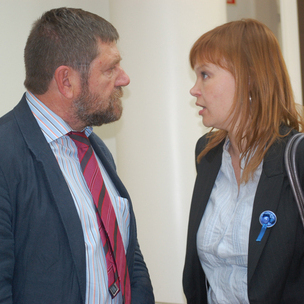 El senador Roberto Lertxundi y Leire Paj�n