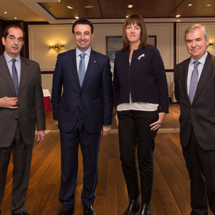 Enrique Portocarrero (Euskadiko Enpresaburuen Bilguneko zuzendaria), Mikel Torres (Bizkaiko PSE-EEko idazkari nagusia), Idoia Mendia (PSE-EEko idazkari nagusia) eta Jos Mara Bergareche (Euskadiko Enpresaburuen Bilguneko presidentea). [Argazkia: Euskal Sozialistak]