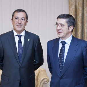 Lehendakariaren, Patxi Lopezen eta Bizkaiko diputatu nagusi Jos Luis Bilbaoren arteko topaketaren inguruko artxiboko argazkia (Irekia)
