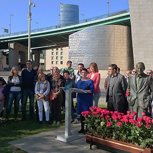 Homenaje a Ramn Rubial en la Puerta de los Honorables. [Foto: Socialistas Vascos]