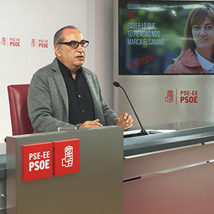 Iaki Arriola, coordinador del programa electoral del PSE-EE, durante la rueda de prensa en Bilbao.